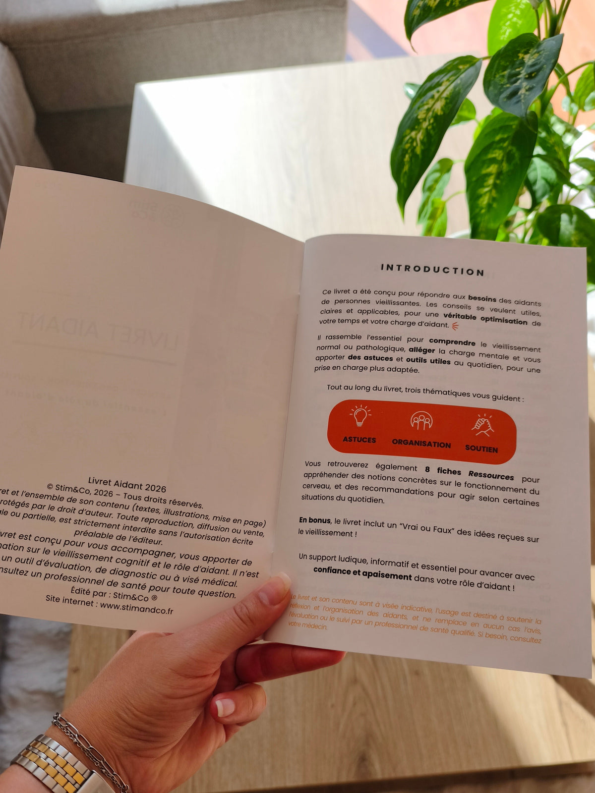 Livret pour aidant avec 3 thématiques : organisation, astuces et soutien pour les proches aidants! Fiches conseils pour le trouble du comportement, la désorientation temporelle et spatiale, ou la confusion. Un Vrai/faux pour répondre aux questions liées au vieillissement. Un jeu de partage et de découverte, favorisant la stimulation cognitive du cerveau, des moments aidant-aidé, pour les seniors aînés personnes âgées. Outils neuropsychologiques/psychologie
Box aidant -coffret proche aidant
kit proche aidant