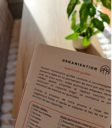 Livret pour aidant avec 3 thématiques : organisation, astuces et soutien pour les proches aidants! Fiches conseils pour le trouble du comportement, la désorientation temporelle et spatiale, ou la confusion. Un Vrai/faux pour répondre aux questions liées au vieillissement. Un jeu de partage et de découverte, favorisant la stimulation cognitive du cerveau, des moments aidant-aidé, pour les seniors aînés personnes âgées. Outils neuropsychologiques/psychologie
Box aidant -coffret proche aidant
kit proche aidant