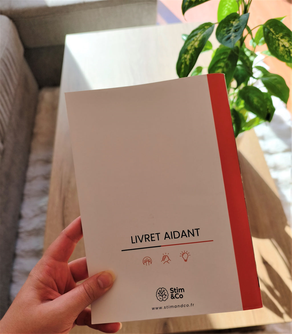Livret pour aidant avec 3 thématiques : organisation, astuces et soutien pour les proches aidants! Fiches conseils pour le trouble du comportement, la désorientation temporelle et spatiale, ou la confusion. Un Vrai/faux pour répondre aux questions liées au vieillissement. Un jeu de partage et de découverte, favorisant la stimulation cognitive du cerveau, des moments aidant-aidé, pour les seniors aînés personnes âgées. Outils neuropsychologiques/psychologie
Box aidant -coffret proche aidant
kit proche aidant